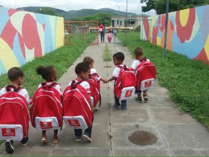 Mochilas distribu&iacute;das pela prefeitura de Jequi&eacute;.