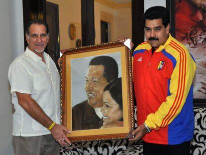 René González e Maduro seguram um quadro de Chávez.
