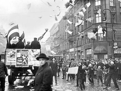 Um carro distribui propaganda do Partido Popular Alemão em Berlim em 1924, durante a República de Weimar.