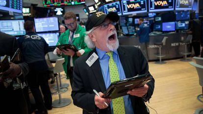 Um corretor, com um boné que comemora o recorde de 22.000 pontos do Dow Jones, no fechamento da jornada na Bolsa de Nova York em 2 de agosto.