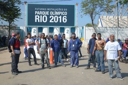 Operários em greve em frente ao Parque Olímpico do Rio, no início deste mês.