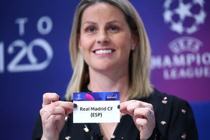 A ex-jogadora Kelly Smith sorteia a bolinha do Real Madrid.