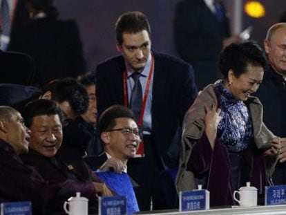 Putin ajuda primeira-dama chinesa com manta contra frio e gera polêmica.