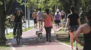 Paulistanos se exercitam na ciclovia da avenida Sumaré nesta Sexta-feira Santa.
