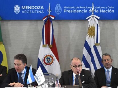 O chanceler argentino Jorge Faurie (direita) abre a reunião do Mercosul em Mendoza.