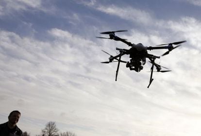Policial pilota o primeiro drone de vigilância usado pela polícia belga.
