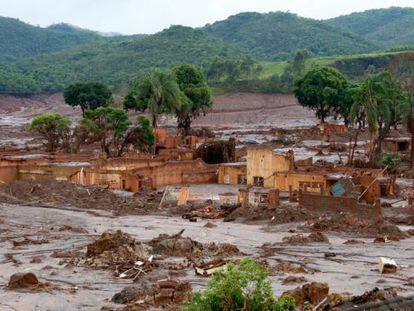 Localidade de Bento Rodrigues devastada após rompimento de barragem.