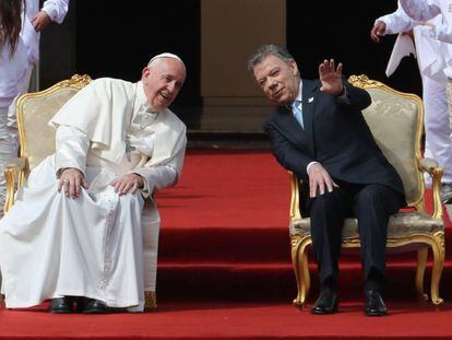 O papa Francisco ao lado do presidente colombiano, Juan Manuel Santos, antes da reunião em Bogotá.