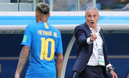Tite orienta Neymar durante a partida contra a Costa Rica.