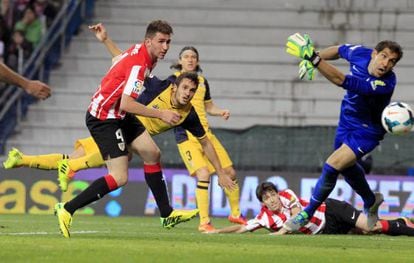 Koke marcade cabeça o segundo gol do Atlético