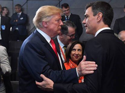 Donald Trump cumprimenta Pedro Sánchez durante a cúpula da OTAN em julho passado, em Bruxelas