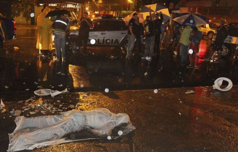O corpo do torcedor Paulo Silva, que morreu ao sair do estádio do Arruda.