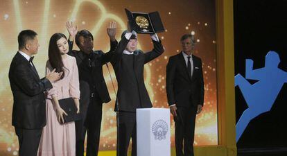 O diretor Xiaogang Feng levanta a Concha de Ouro, acompanhado de sua equipe e da atriz Fan Bingbing em San Sebastián (Espanha).