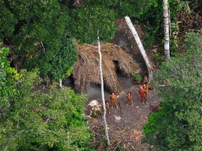Povo indígena isolado avistado na Amazônia brasileira.