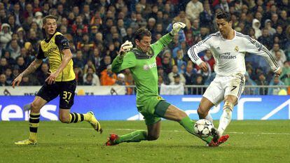 Cristiano supera a Weidenfeller no terceiro gol.