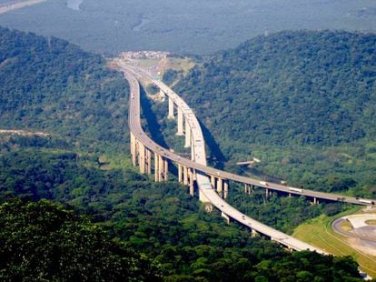 Vista da estrada dos Imigrantes em Sao Paulo (Brasil).