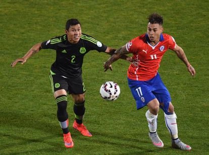 Dominguez e Vargas disputam uma bola
