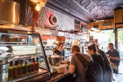 Café-restaurante Bagel Etc (Saint-Laurent, 4320), em Montreal, onde Leonard Cohen costumava tomar o café da manhã.