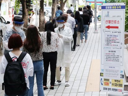 Várias pessoas fazem fila para realizar um teste de coronavírus em Bucheon, na Coreia do Sul, após a detenção de um novo foco de Covid.