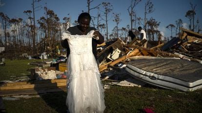 Uma das afetadas pelo Dorian, em 8 de setembro, e o que resta de sua casa destruída pelo furacão nas Bahamas.