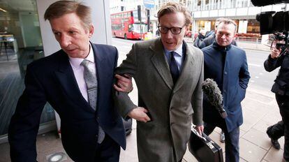 Alexander Nix (centro), CEO da Cambridge Analytica, chega a seu escritório em Londres