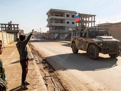 Forças de Damasco na cidade síria de Darbasiyah, perto da fronteira com a Turquia, na segunda-feira.