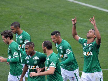 Bruno Rangel comemora gol (de braços erguidos)