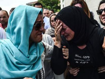 41 pessoas morreram e 239 ficaram feridas. Apesar de nenhum grupo assumir a autoria do ataque, o Governo turco acusa o Estado Islâmico como responsável pelo massacre