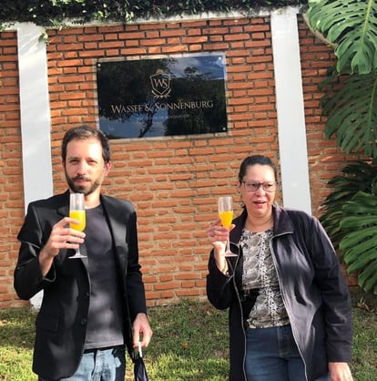 Em foto publicada no Instagram, Heloísa de Carvalho, filha de Olavo de Carvalho, celebra com o amigo Bruno Todd a prisão de Queiroz.