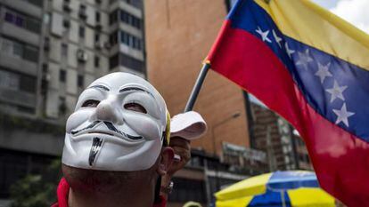 Um manifestante na passeata deste domingo em Caracas.