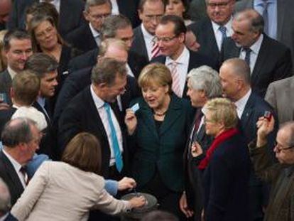 Deputados com Merkel na sessão de quarta-feira do Bundestag.