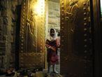 Una niña a las puertas del santuario de Chak Chak, en el actual Irán, lugar de peregrinación para los zoroástricos.