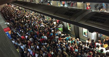 Estação do Metrô lotada em São Paulo.