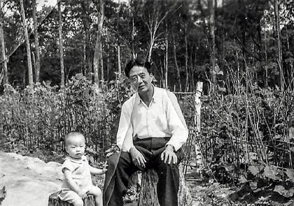 O poeta Ai Qing com seu filho Ai Weiwei durante seu desterro na fazenda estatal 852, na província chinesa de Heilongjiang, em 1958.