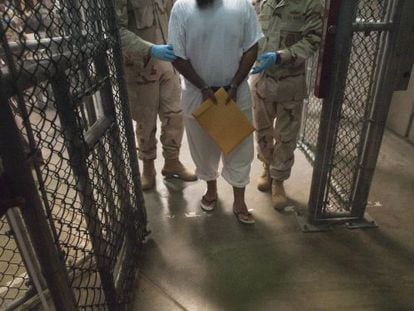 Imagem de um preso em Guantánamo.