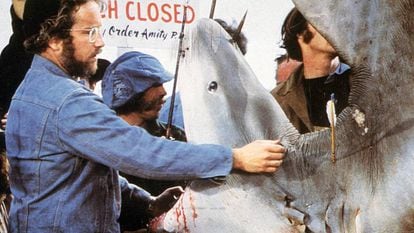 Richard Dreyfuss num momento de afeto com um de seus colegas de elenco, o tubarão, durante as filmagens.