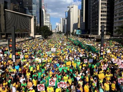 Manifestantes na avenida Paulista no domingo.