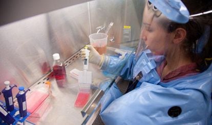 Uma trabalhadora canadense durante o teste com ebola em um laboratório de nível 4 de segurança.