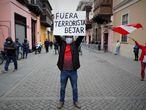 Un grupo de personas protesta en contra del canciller peruano, Héctor Bejar