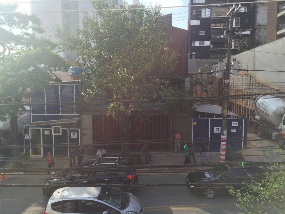 O novo Brincante rodeado por um edifício em construção, na rua Purpurina.