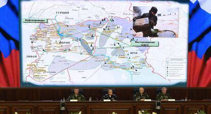 Militares russos mostram um mapa das rotas do tráfico de petróleo controlado pelo ISIS na Síria e Iraque.