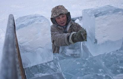 Ruslan, 35 anos, carrega blocos de gelo em um caminhão na periferia de Yakutsk, no vale de Oymyakon.