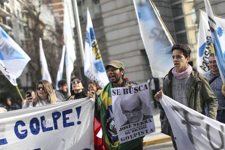 Manifestantes protestam contra o chanceler brasileiro José Serra em Buenos Aires, no dia 23 de maio.