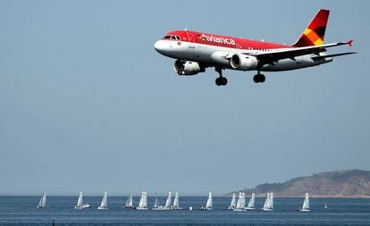 Um avião da Avianca se prepara para pousar no Rio de Janeiro.