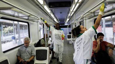 Duas mulheres desinfectam o metrô do Rio de Janeiro.