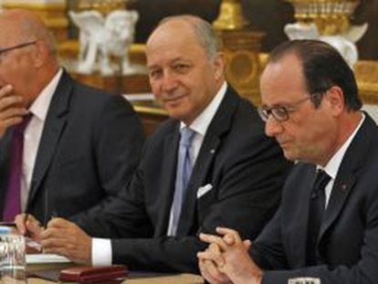 Hollande, junto ao ministro Fabius, na sexta-feira.