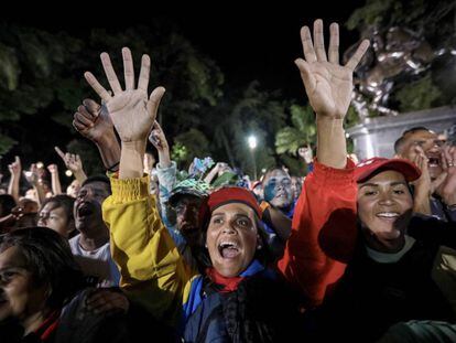 Chavistas participam de celebração em Caracas, após as eleições de domingo (30).