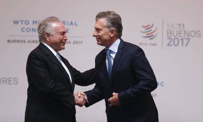Michel Temer e Mauricio Macri se cumprimentam na confer&ecirc;ncia da OMC, no domingo.