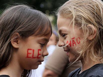 Duas meninas nos protestos #Elenão, em 29 de setembro, no Rio.