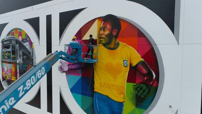 O artista brasileiro Kobra prepara mural em Santos para homenagear os 80 anos do Rei do Futebol.